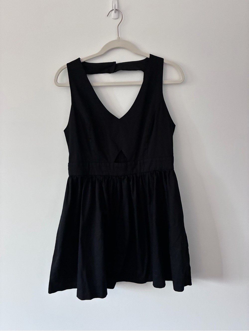 Kling Black Sleeveless V‑Neck Mini Dress